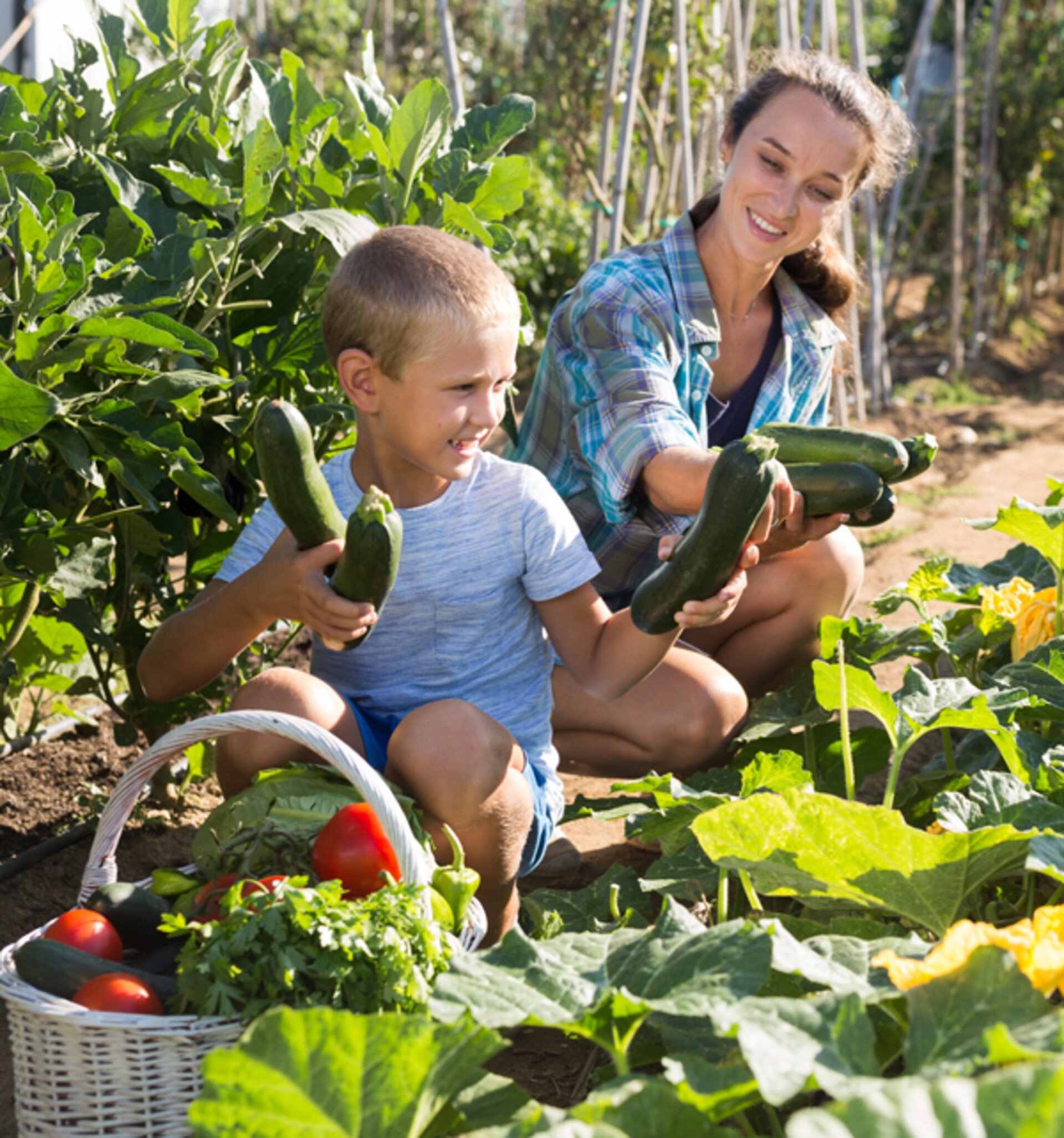 Frau mit Kind im Garten